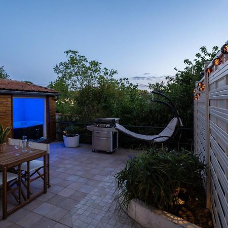 La Citadelle ~ Jacuzzi ~ Terrasse Apartamento Carcassonne Exterior foto