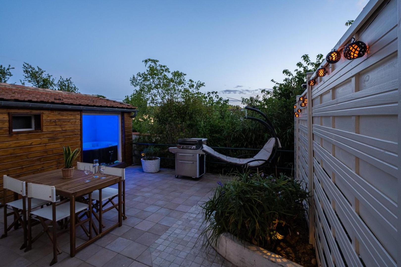 La Citadelle ~ Jacuzzi ~ Terrasse Apartamento Carcassonne Exterior foto